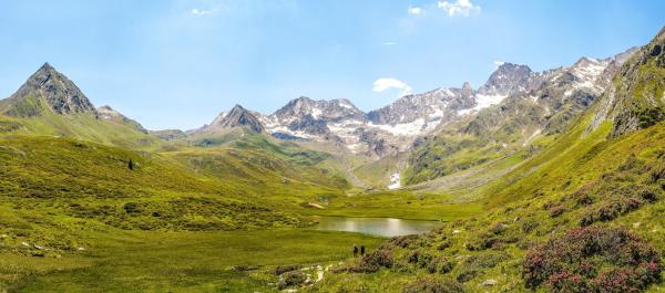 Nuotare nel lago di montagna